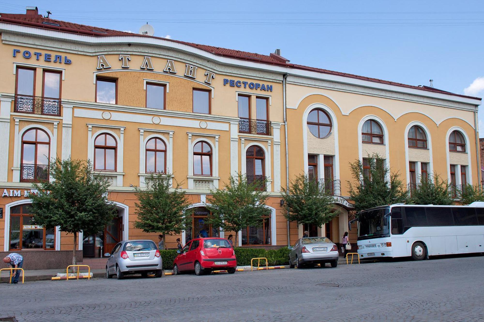 Atlant Hotel Uschhorod Exterior foto